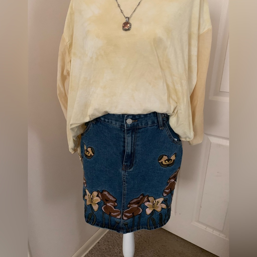 BOHO embroidered denim skirt💕